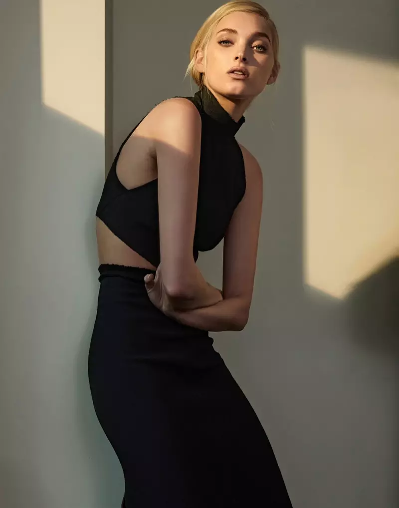 Elsa Hosk pose ensemble crop top noir et jupe