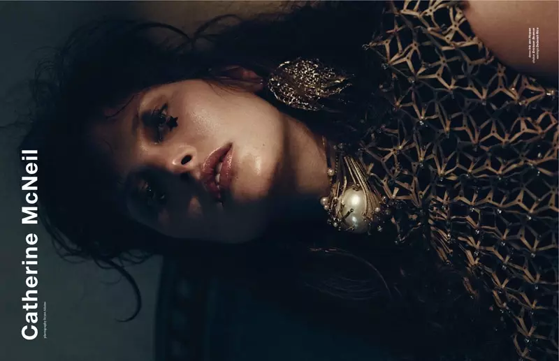 Catherine McNeil Melakukan Gritty Glamour untuk Zoo Magazine