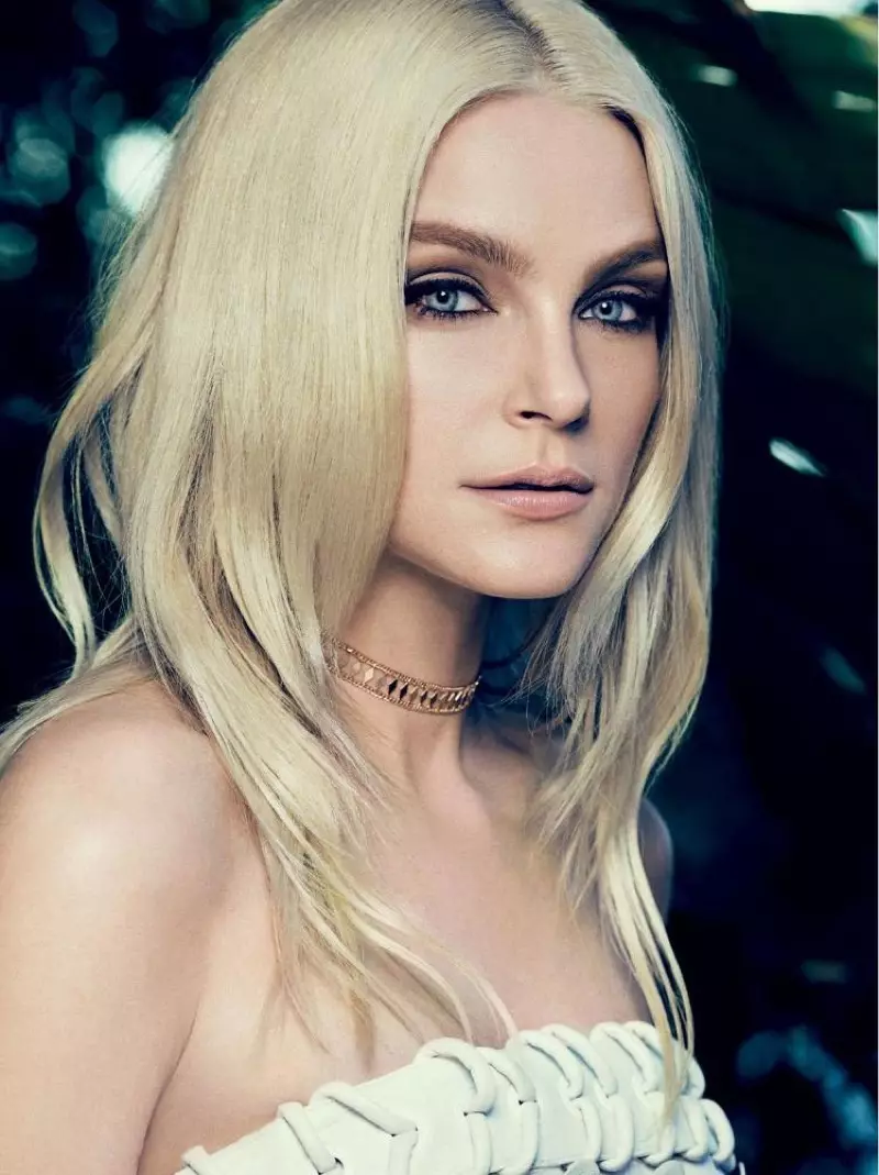 Jessica Stam Fendi ruhában és Dannijo choker nyakláncban kapja meg a közeli képét