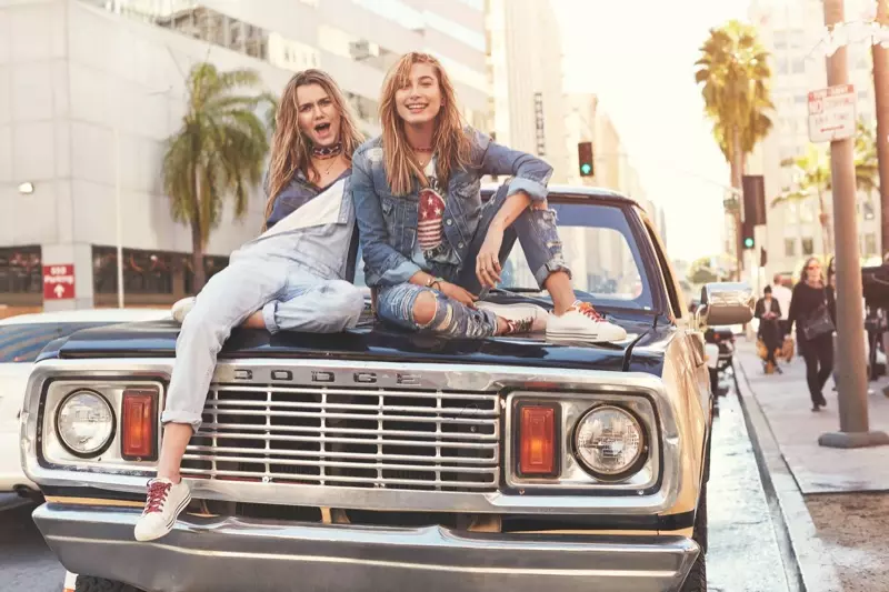 Immy Waterhouse cil û bergên xwe li xwe dike û Hailey Baldwin çakêtê denim û pantolonên xemgîn ên Tommy Hilfiger li xwe dike.