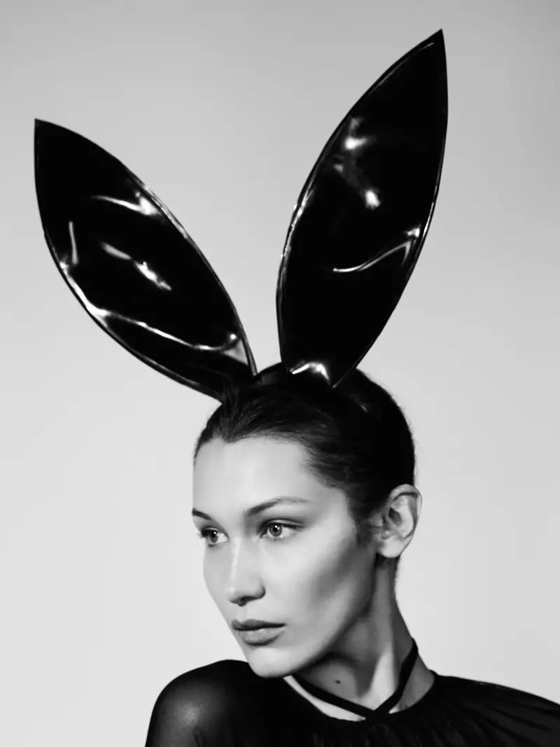 Perimdama fetišo tendenciją, Bella Hadid nešioja latekso zuikio ausis