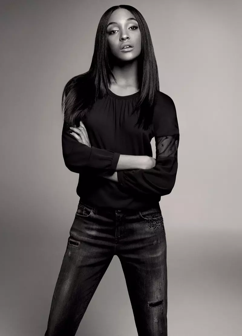 Jourdan Dunn pozon me bluzë me mëngë të gjata me xhins të grisura