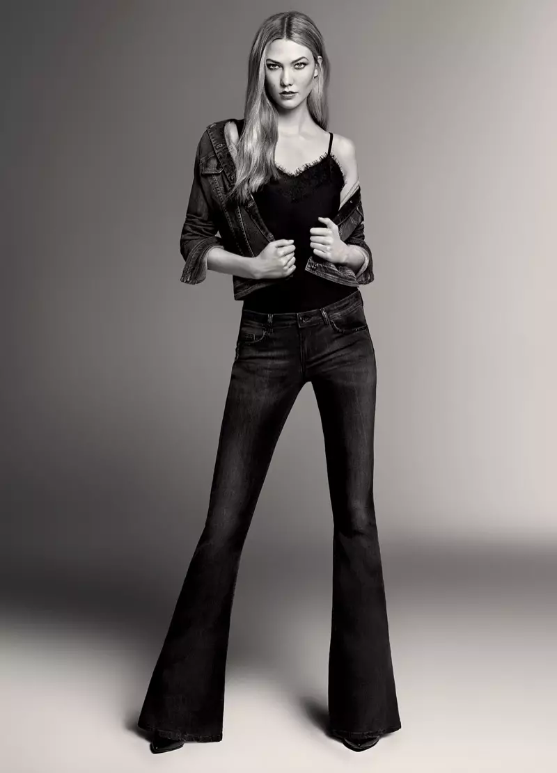 D'Karlie Kloss poséiert a Camisole Top, Denimjacket a flared Jeans vu Liu Jo