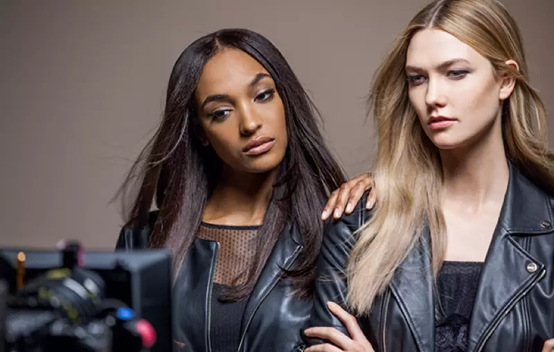 Jourdan Dunn & Karlie Kloss posearje efter de skermen yn Liu Jo's hjerst-winter 2016-kampanje