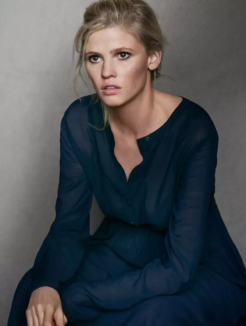 Lara Stone dia aseho amin'ny akanjo navy tsy misy dikany amin'ny fampielezan-kevitr'i Marc O'Polo amin'ny ririnina 2016.