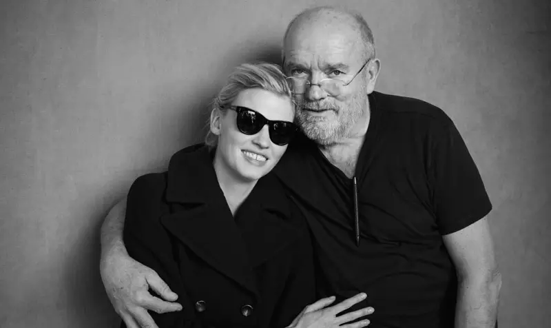 A kulisszák mögött: Lara Stone Peter Lindbergh fotóssal pózol.