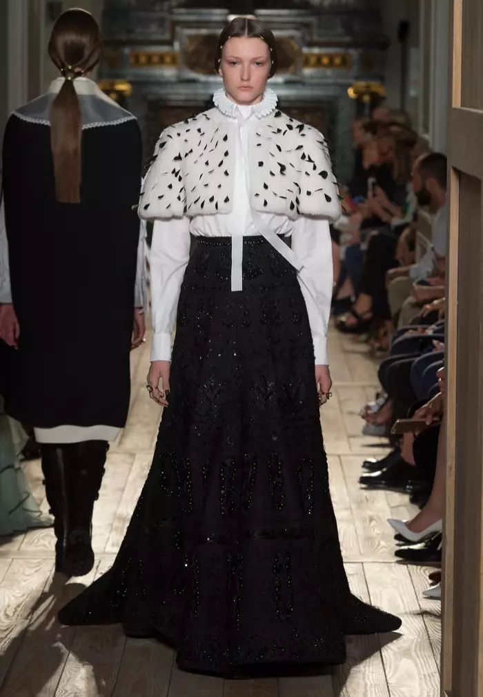 Valentino Haute Couture Fall 2016: Capelet ofuina i luga o le ofutino kola maualuga ma lalaga maxi sakete