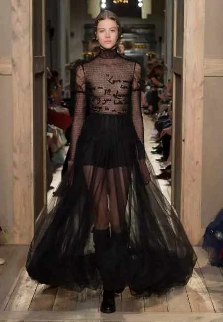 Téann Valentino mar Shakespearean le haghaidh Fall Haute Couture