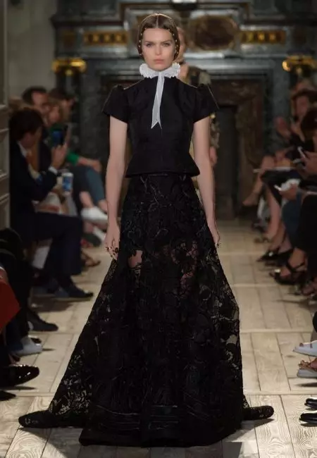 Téann Valentino mar Shakespearean le haghaidh Fall Haute Couture