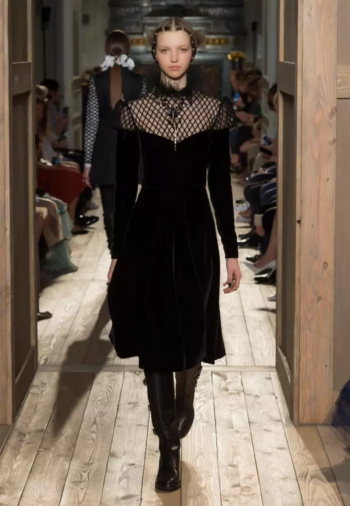 Valentino Haute Couture Fall 2016: Gúna veilbhit le mionsonraí mogalra ar a bharr