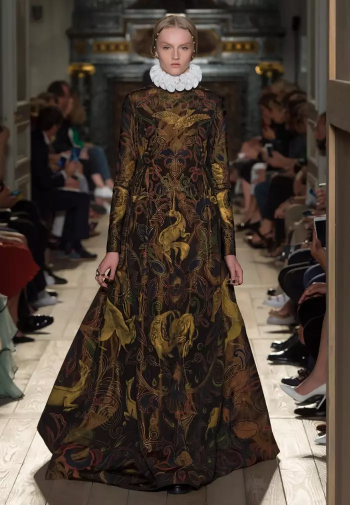 Valentino Haute Couture Fall 2016: Либоси гулдӯзӣ бо остинҳои дароз бо гиребони Элизабетӣ