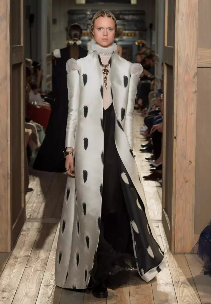 Valentino Haute Couture Fall 2016: পাফি হাতা এবং এলিজাবেথান কলার সহ লম্বা কোট