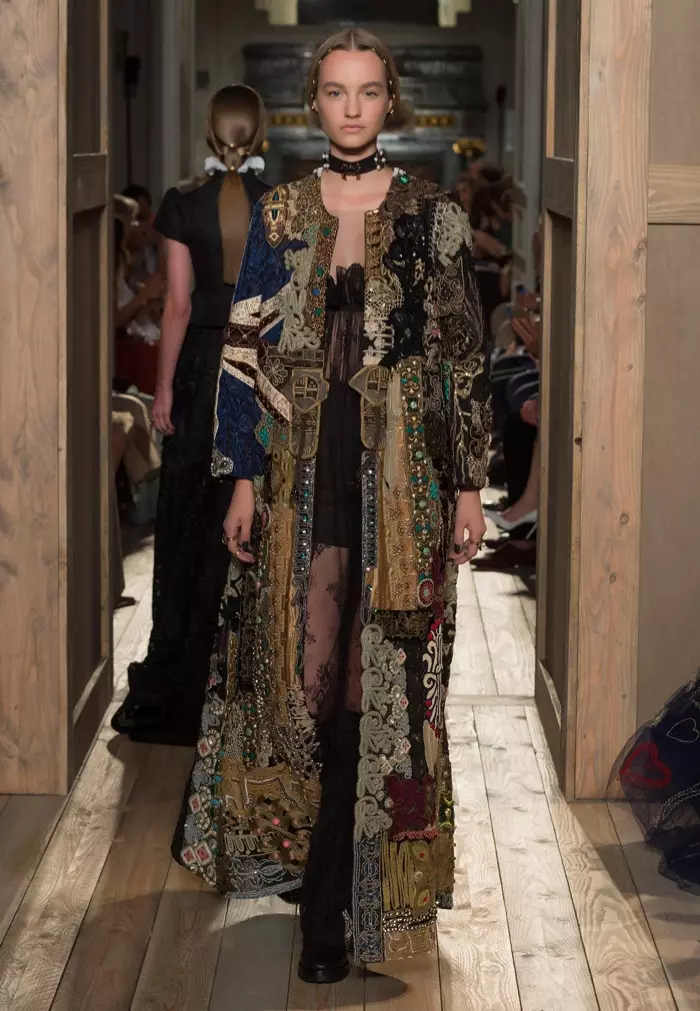 Valentino Haute Couture Fall 2016: নিছক পোশাকের সাথে এমব্রয়ডারি করা কোট