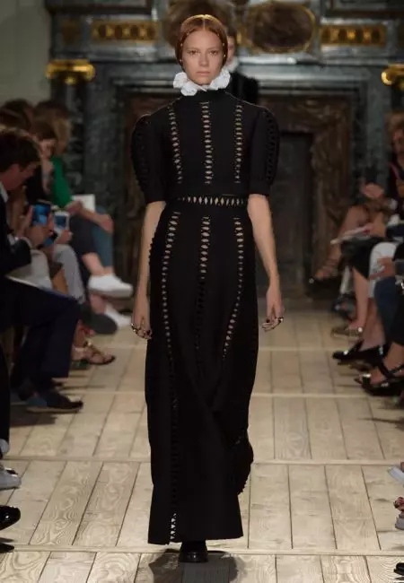 Téann Valentino mar Shakespearean le haghaidh Fall Haute Couture