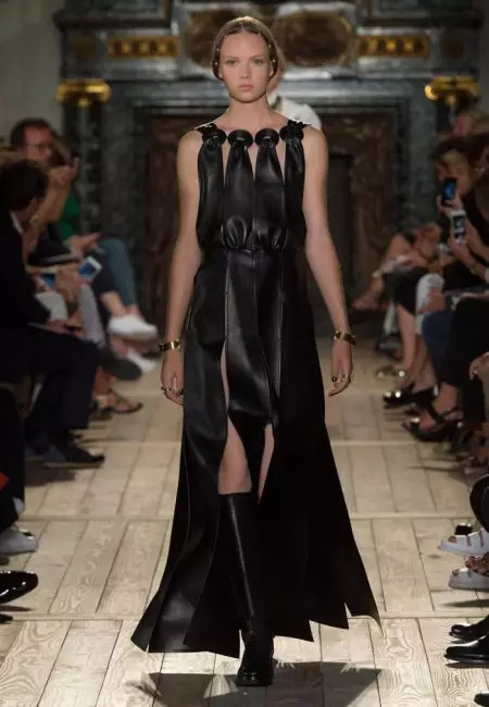 Téann Valentino mar Shakespearean le haghaidh Fall Haute Couture