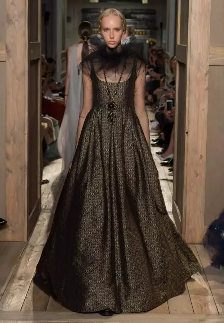 Téann Valentino mar Shakespearean le haghaidh Fall Haute Couture