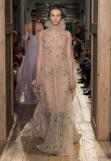 Téann Valentino mar Shakespearean le haghaidh Fall Haute Couture