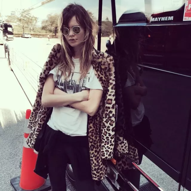 Behati Prinsloo macht sich auf den Weg