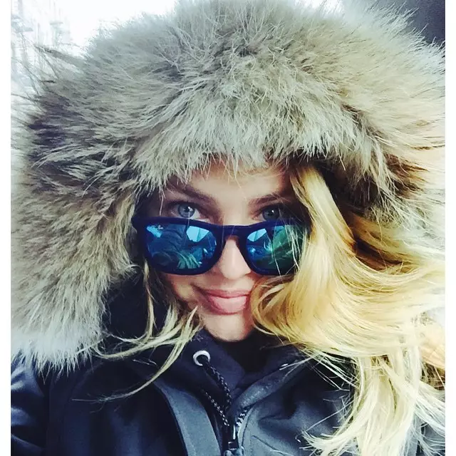 Si Candice Swanepoel nagputos sa usa ka winter coat