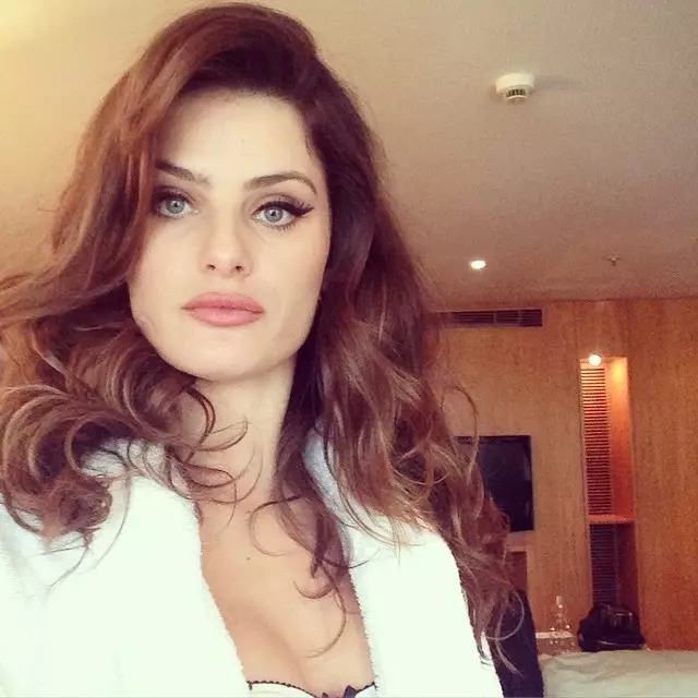 Het haar en de make-up van Isabeli Fontana zien er perfect uit op Instagram-foto