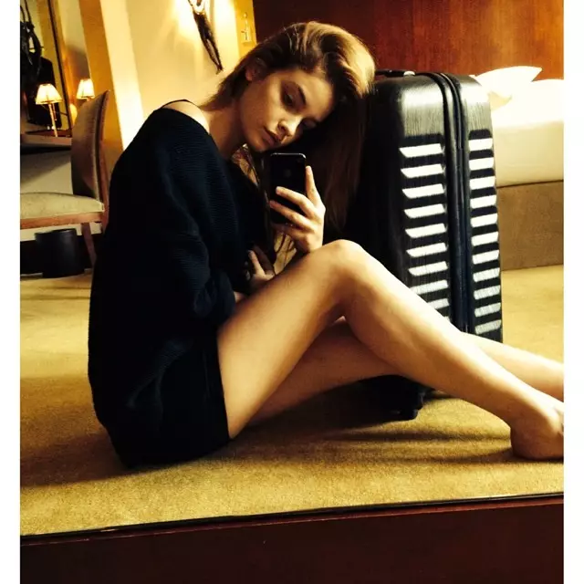 Barbara Palvin maakt een bagage-selfie