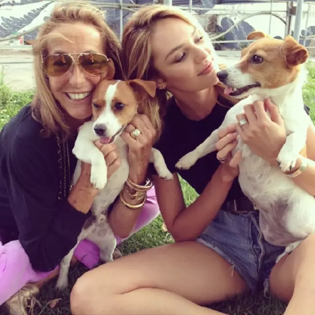 Candice Swanepoel dan penggaya Carlyne Cerf de Dudzeele bersama anjing mereka