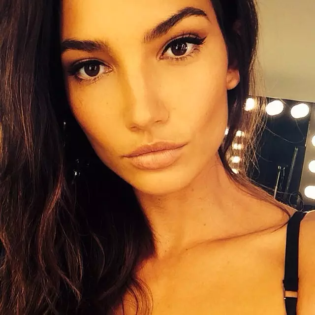 Si Lily Aldridge nagkuha ug nindot nga selfie