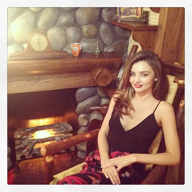 Miranda Kerr, Jimmy Fallon ile Late Night'ın kulislerinde