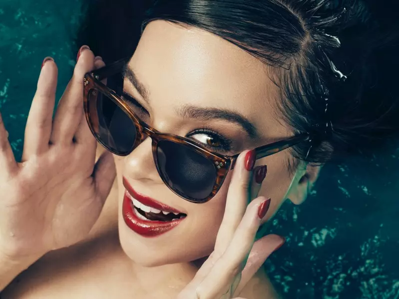 Sambil nglirik, Hailee Steinfeld nganggo kacamata hitam Prive Revaux The Isabella