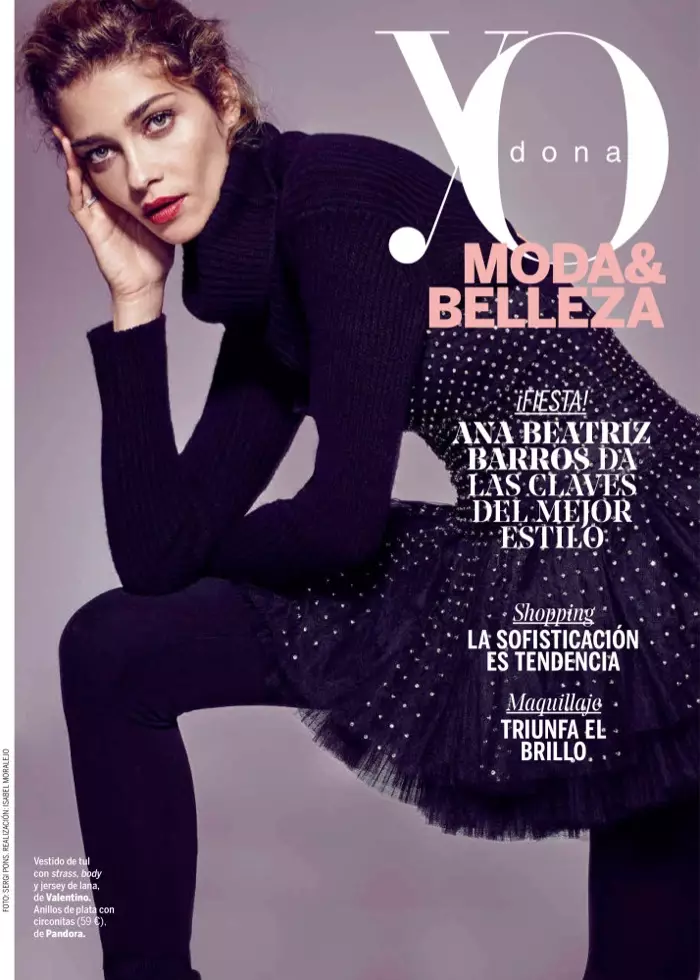 Model Ana Beatriz Barros posearret yn ballerina-ynspireare look fan Valentino