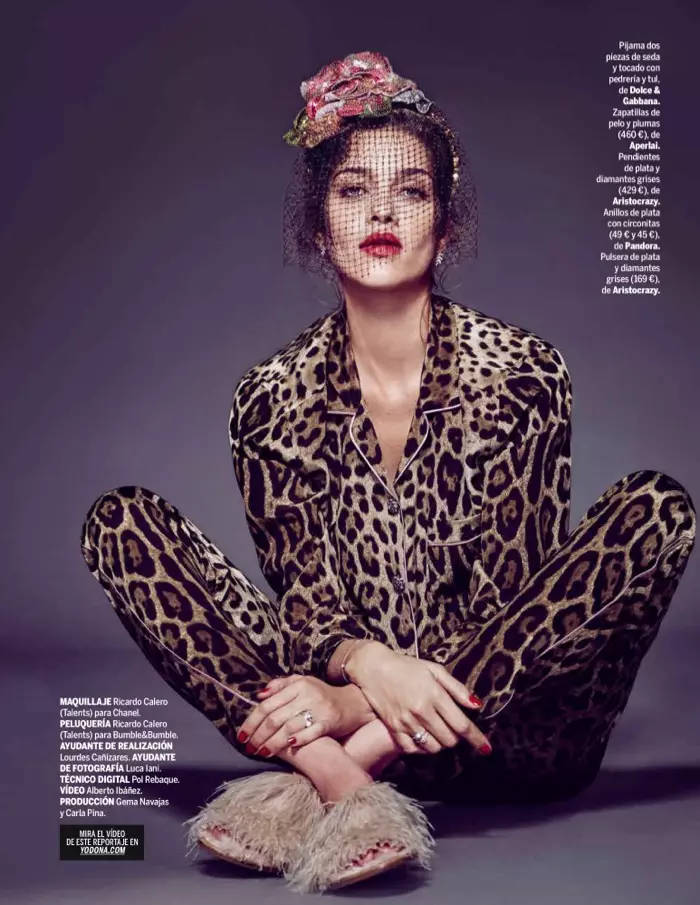 Ana Beatriz Barros modellen Dolce & Gabbana pyjama shirt en broek mei fearren skuon fan Aperlai
