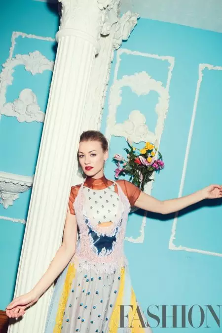 La star di The Handmaid's Tale Yvonne Strahovski diventa glamour nella rivista FASHION