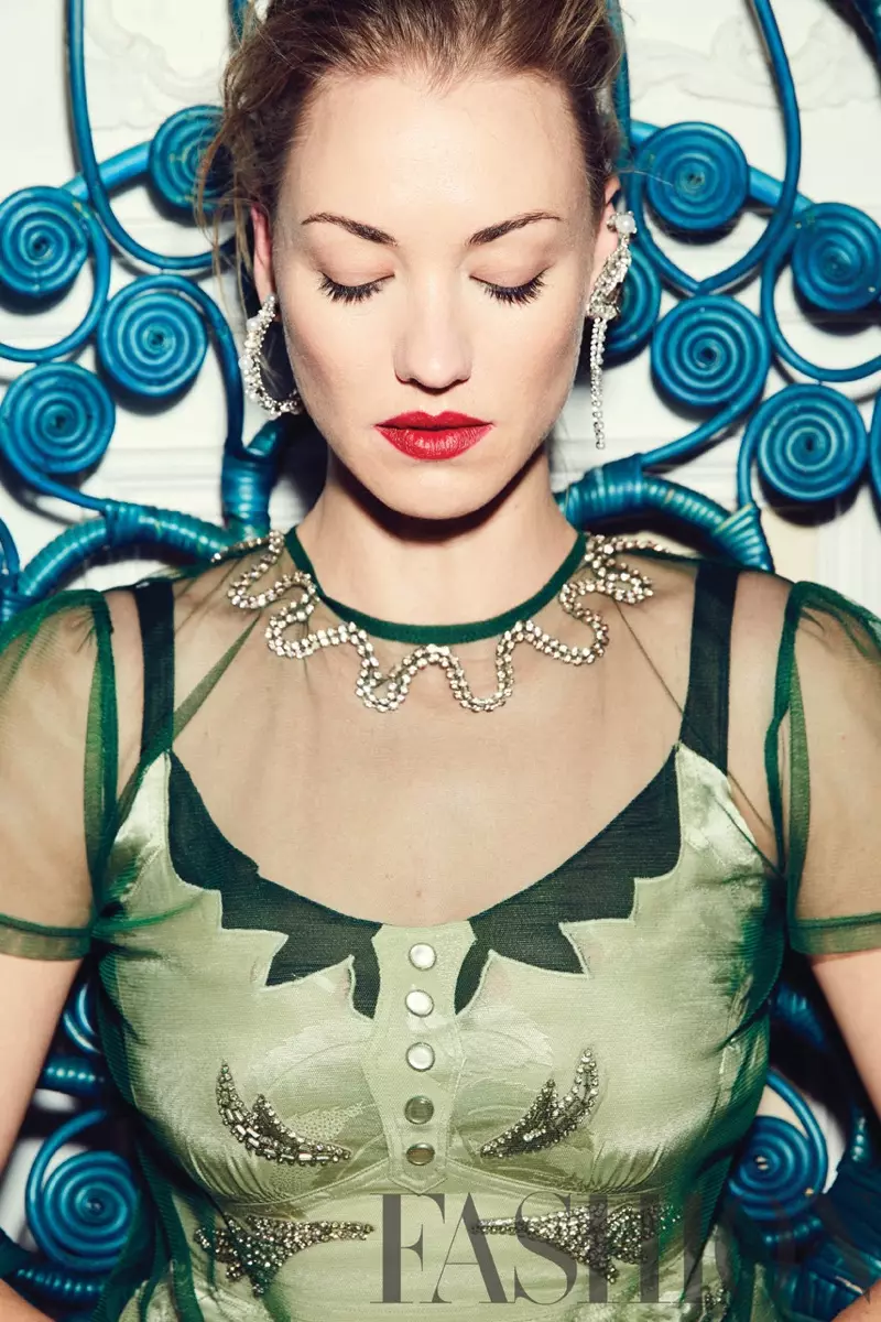 Aktrise Yvonne Strahovski poseer in groen Coach-top en rok met Erickson Beamon-oorbelle