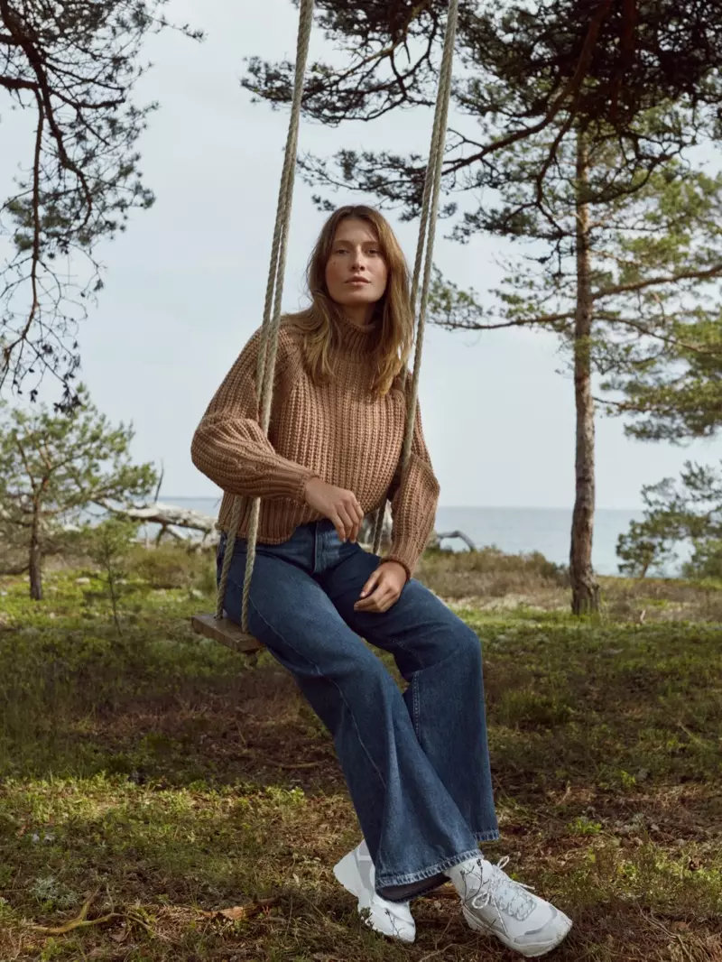 นางแบบ Sophie Srobele โพสท่าในคอลเลกชั่นยีนส์ H&M Conscious ฤดูใบไม้ร่วงปี 2019