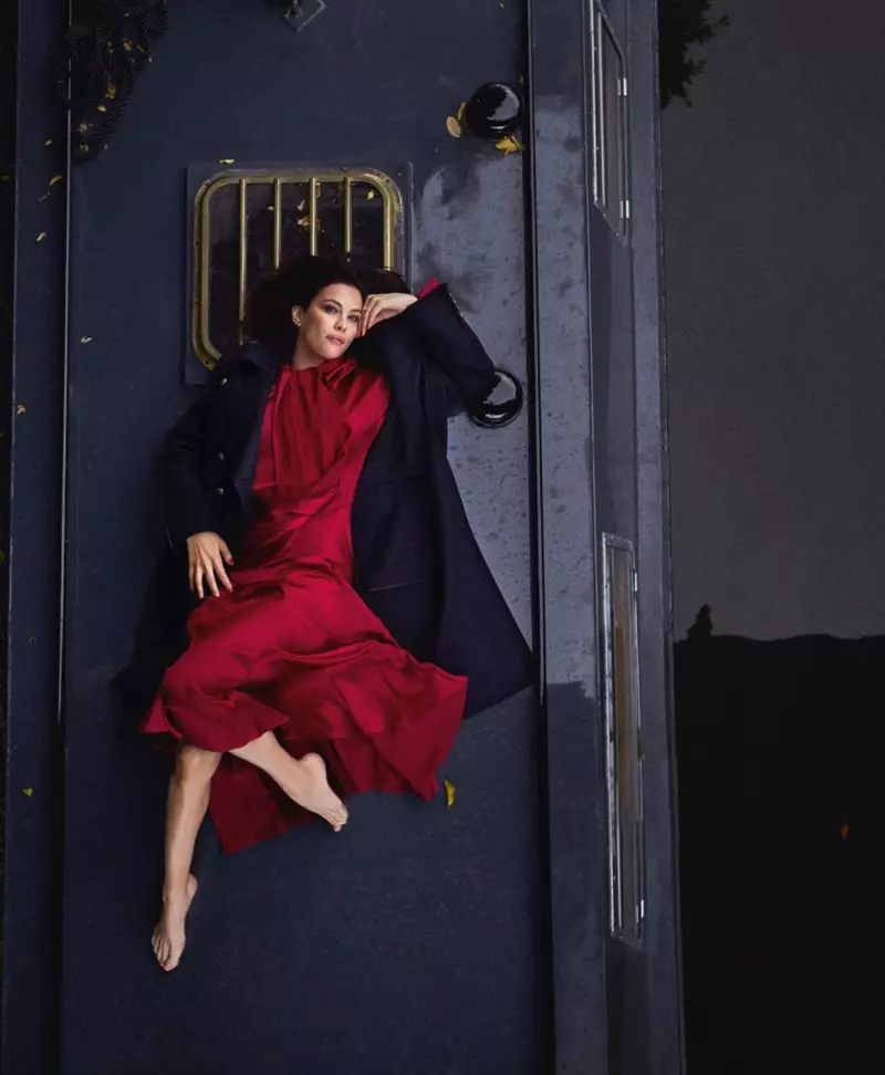 นักแสดงหญิง Liv Tyler โดดเด่นในชุดสีแดง