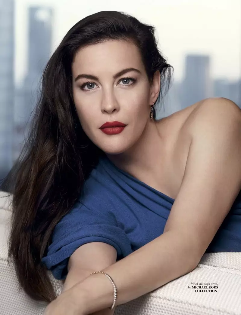 Haciendo alarde de un hombro, Liv Tyler usa un vestido toga de Michael Kors Collection