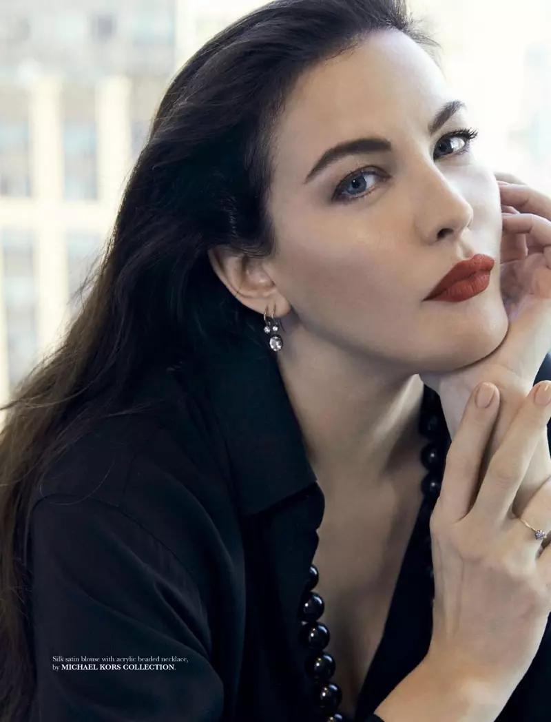 Liv Tyler indossa una camicetta e una collana della Collezione Michael Kors