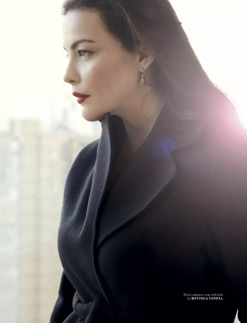 Aktorino Liv Tyler portas Bottega Veneta kaŝmirmantelon kaj zonon