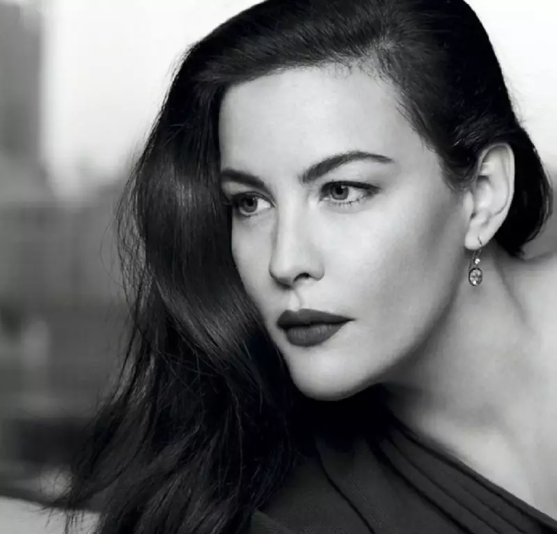 Ulungele ukusondela kuye, uLiv Tyler ubonisa inwele enamaza