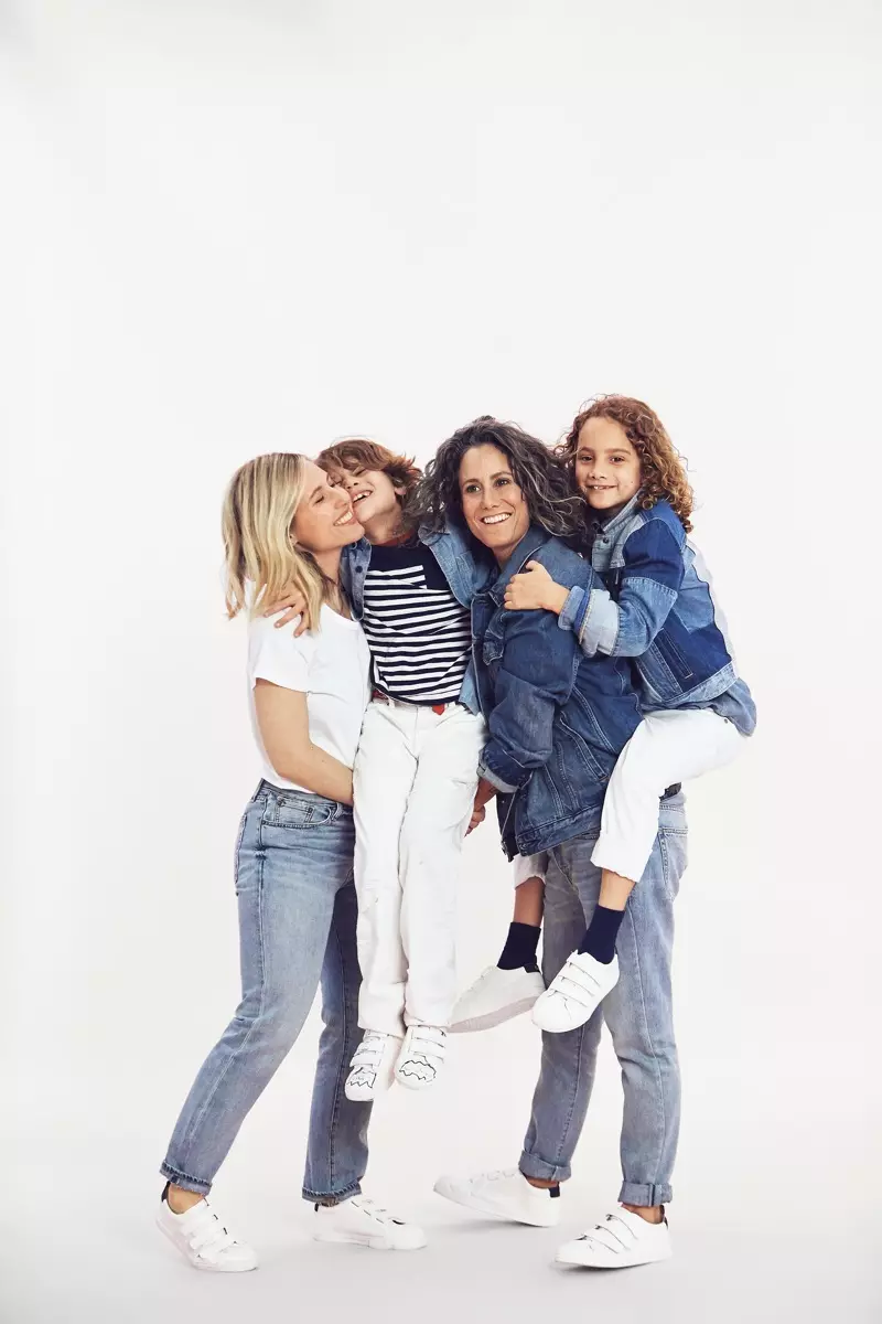 Ali Bird en vrouw Cass Bird poseren met dochter Mae en zoon Leo voor Gap Mama Said-campagne