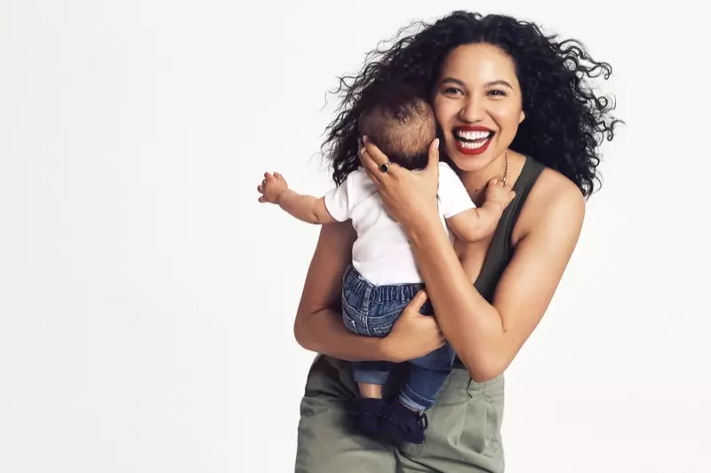 Jurnee Smollett-Bell pozira sa sinom Hunterom za kampanju Gap 'Mama Said'