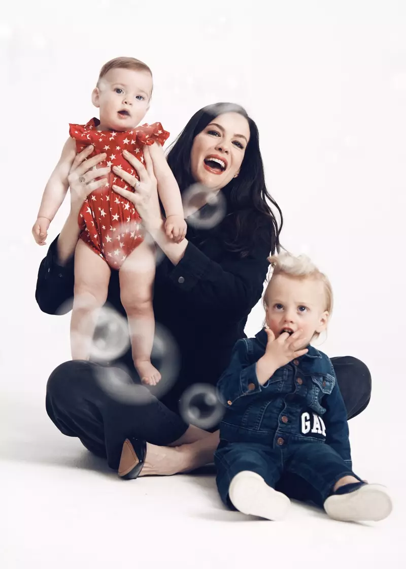 Liv Tyler posa co fillo Sailor e a filla Lula para a campaña de Gap 'Mama Said'