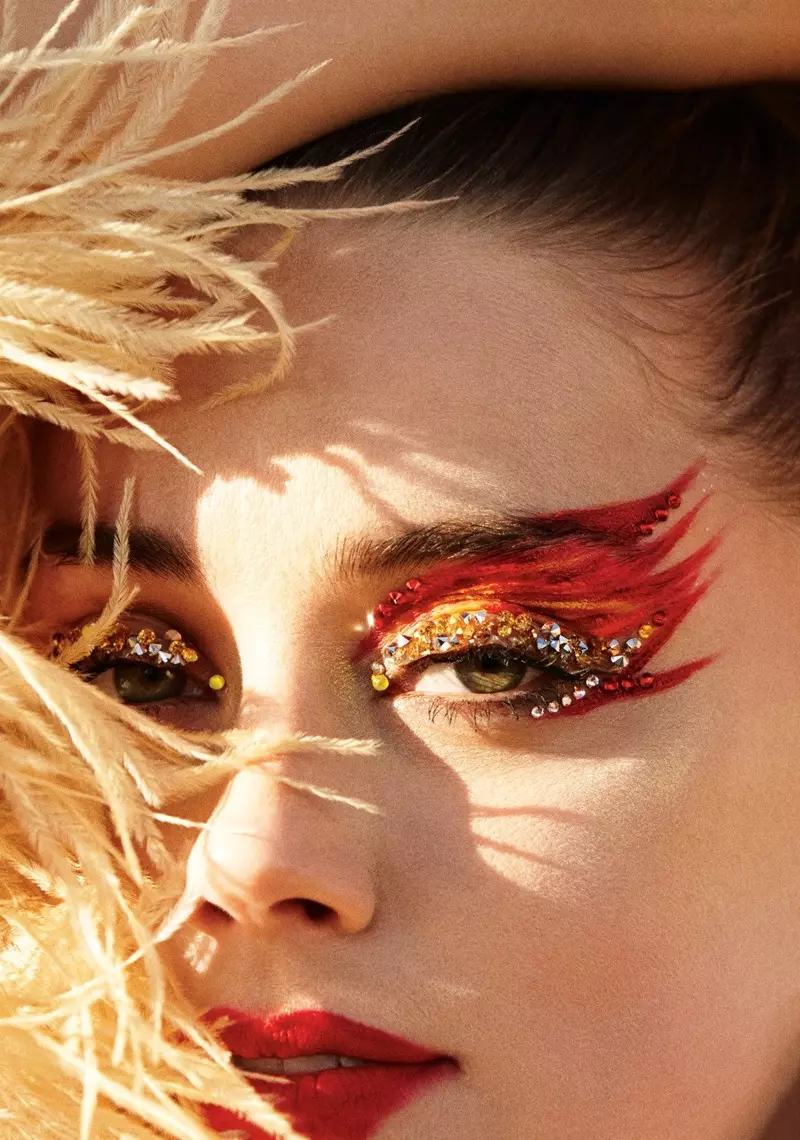 Amber Heard viser glitrende øjenmakeup med Norma Kamali fjerjakke