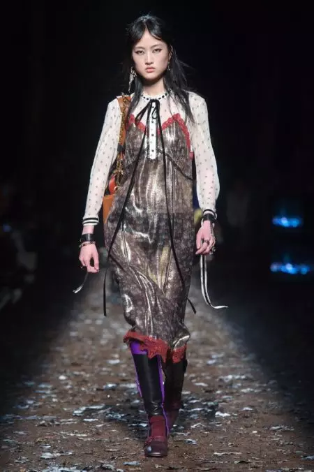 Faiaoga Aumai Gothic Romance i le Fall 2018 Show