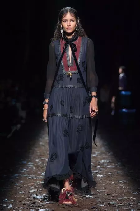 Faiaoga Aumai Gothic Romance i le Fall 2018 Show