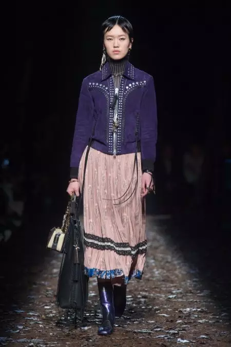 Faiaoga Aumai Gothic Romance i le Fall 2018 Show