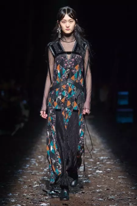 Faiaoga Aumai Gothic Romance i le Fall 2018 Show