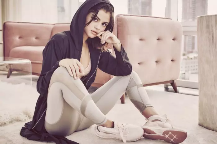 PUMA imagwira Selena Gomez kuti apangire nsapato za Phenom Satin EP