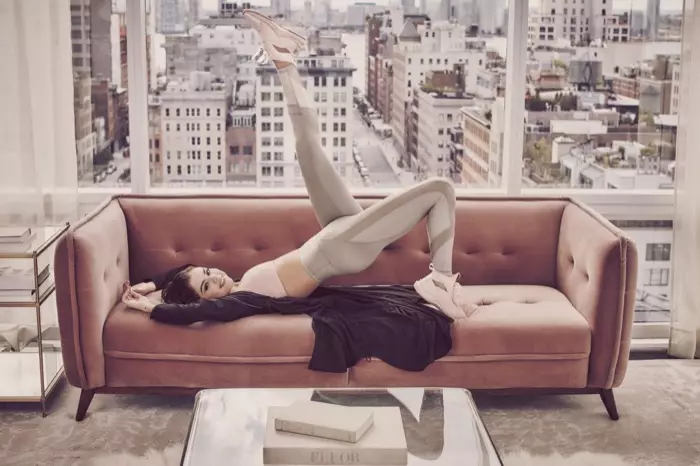 นักร้องสาว Selena Gomez โพสท่าในแคมเปญ PUMA Phenom Satin EP