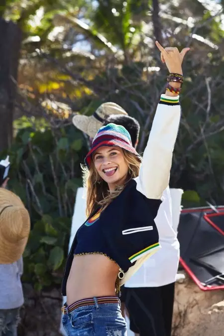 Behati Prinsloo yra salos mažutė Tommy Hilfiger pavasario kampanijoje